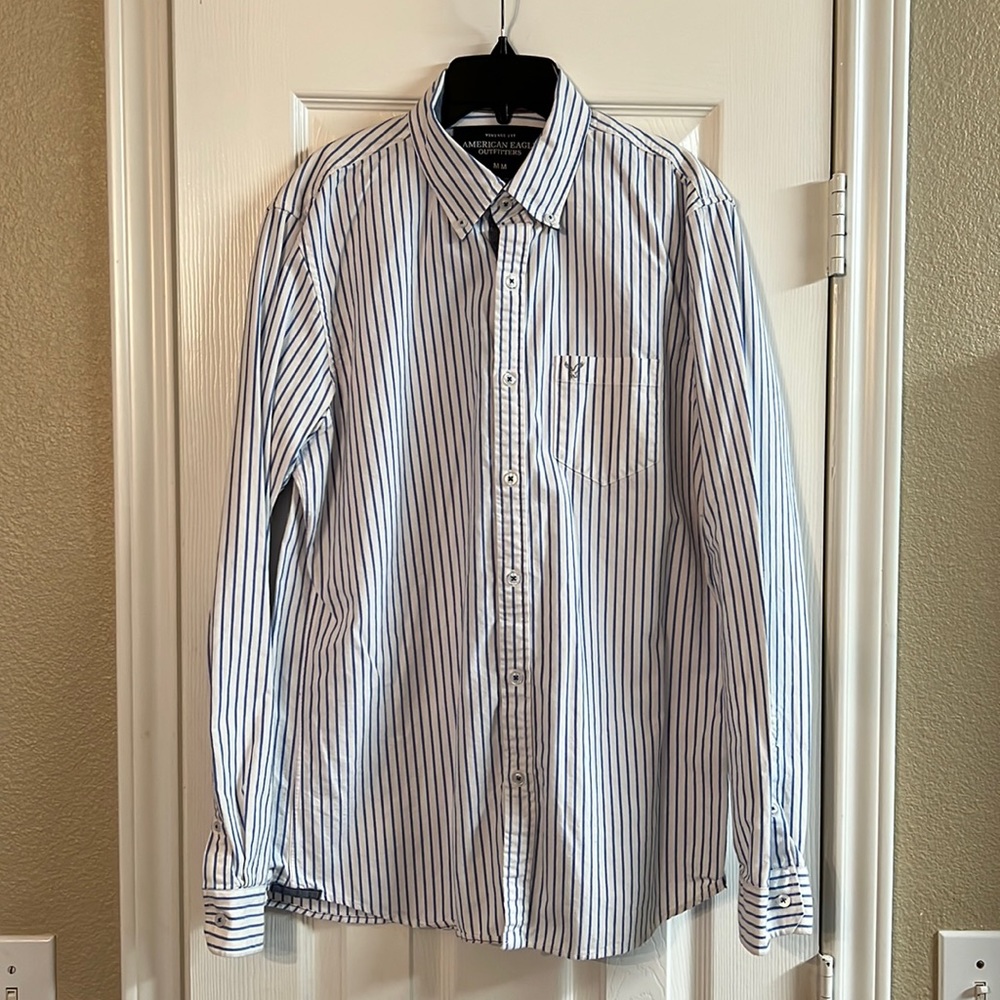 American Eagle Mens Button Down Shirt White with Blue Stripes Size M